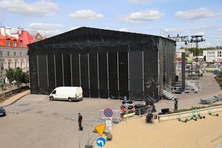 Przed sobotnim koncertem trwa budowa sceny na pl. Zamkowym w Lublinie