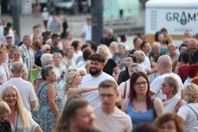 Potańcówka pod Teatrem Śląskim w Katowicach. Tłumy wręcz oszalały ZDJĘCIA