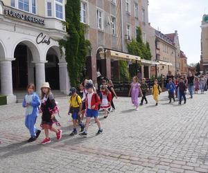 Dni Bajki 2024. W centrum Olsztyna zrobiło się bajkowo. Dzieci przejęły władzę nad miastem [ZDJĘCIA]