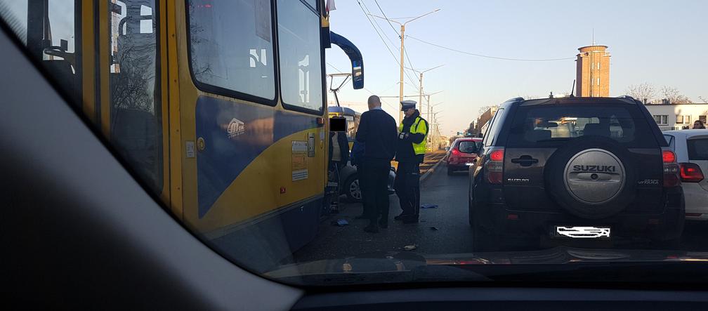 Kierowca BMW zderzył się z tramwajem! Poważne utrudnienia!