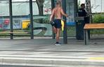 Mężczyzna bez koszulki na Niemcewicza Szczecin 