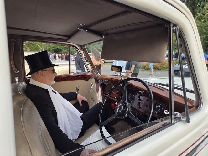 Klasyczna motoryzacja znów zachwyciła Bydgoszcz. „Bydgoskie Klasyki Nocą” przy Torbydzie