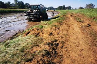 Przy wałach koło wsi Bartodzieje w powiecie górowskim zakopał się sprzęt rolniczy