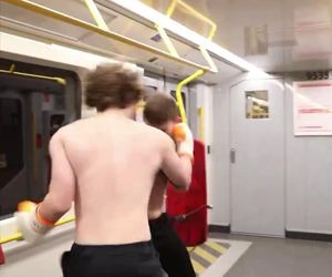 Nielegalna walka w metrze w Warszawie. Szokujące sceny w pociągu! 