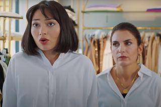 Kuzey zabiera Bahar na zakupy i kupuje jej drogie ubrania.