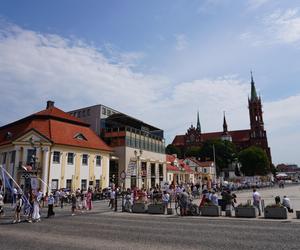 Boże Ciało 2024. Tłumy wiernych przeszły w procesji ulicami Białegostoku