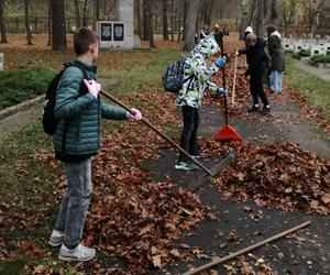 Posprzątali Cmentarz Garnizonowy w Grudziądzu. Akcja uczniów ze Szkoły Podstawowej nr 2