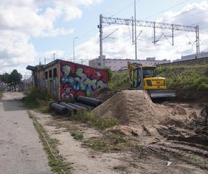 Zdemolowane rudery niemal w centrum Olsztyna. „Smród bywa podobno nie do zniesienia” [ZDJĘCIA]