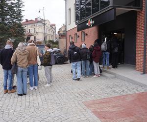 Tłumy na otwarciu kebaba Piri-Piri w Olsztynie. Nie można było się ruszyć, ludzie pchali się jak szaleni [ZDJĘCIA]