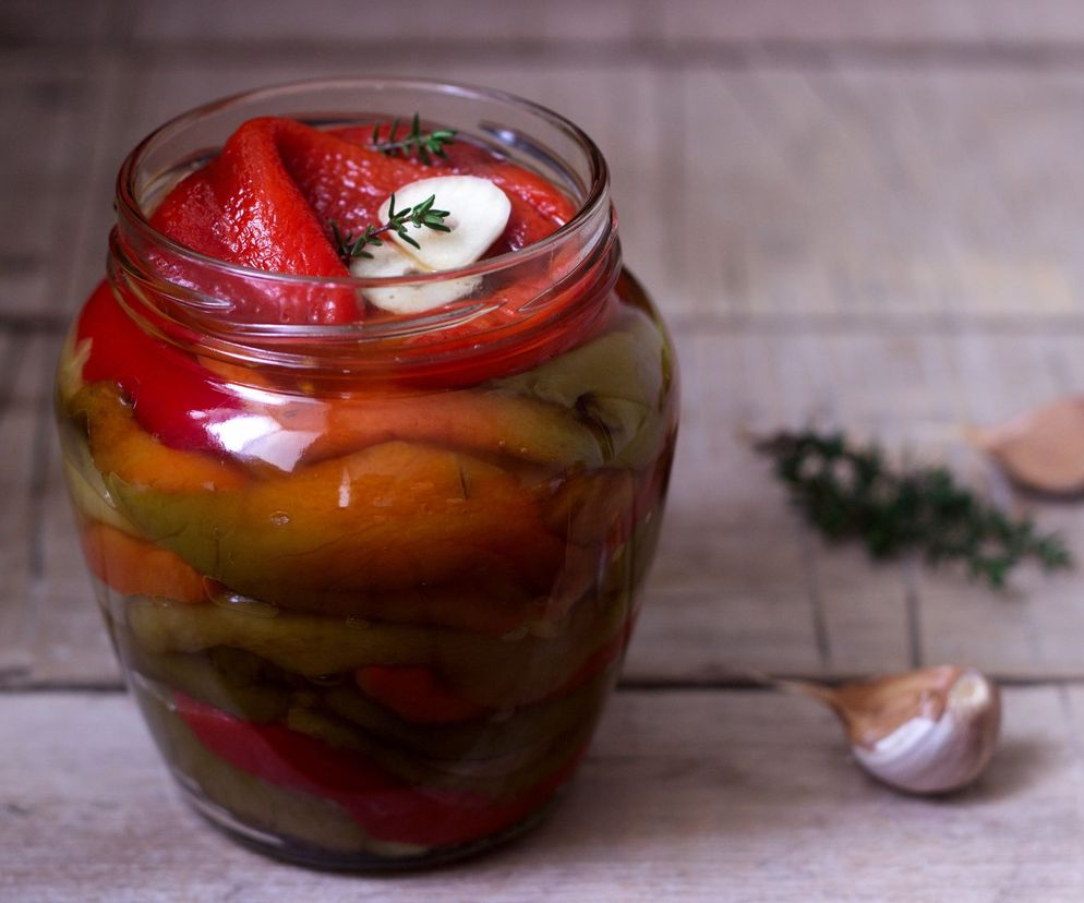 Papryka z czosnkiem na zimę: przepis na smaczną pieczoną paprykę do słoików