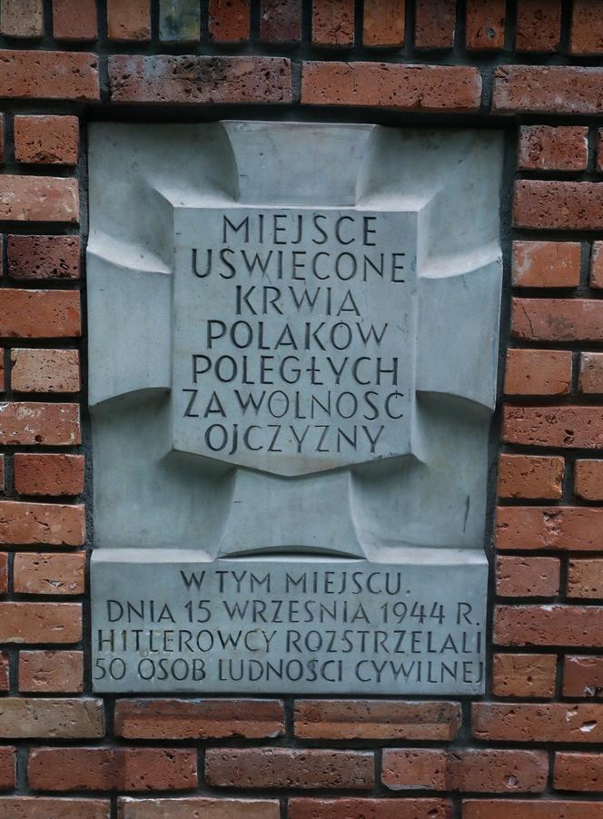 Tablica przy budynku na ul. Barszczewskiej 19
