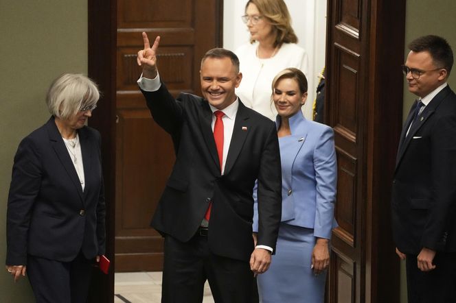 Iskrzy między Donaldem Tuskiem a Karolem Nawrockim i zeby w galerii było widać gesty obu polityków