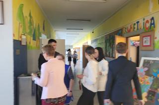 Egzamin ósmoklasisty 2023. Uczniowie z Olsztyna zmierzyli się z językiem polskim [ZDJĘCIA]