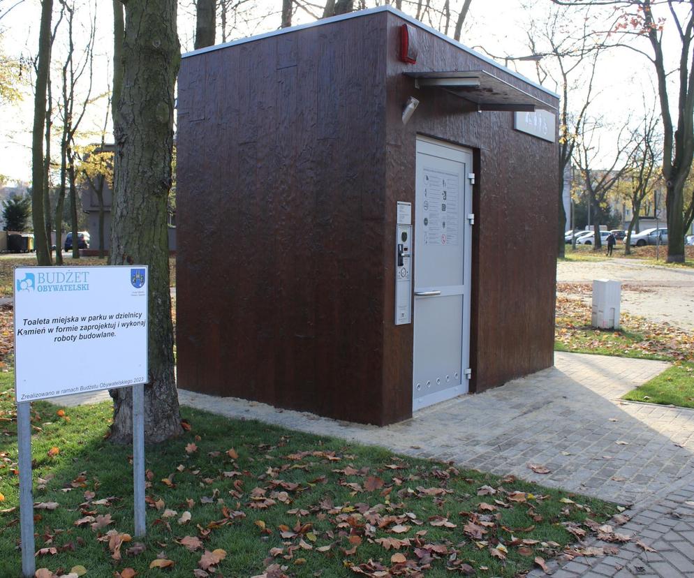 Miejska toaleta stanęła w parku w Piekarach Śląskich