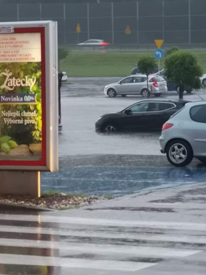 Krajobraz po burzach i ulewach na Śląsku i w Zagłębiu. Zalało ulice Czeladzi, Bytomia, Rudy Śląskiej [ZDJĘCIA,WIDEO]