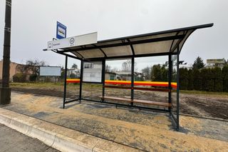 Absurd drogowy przy Strykowskiej. Dawny przejazd zablokował… przystanek autobusowy