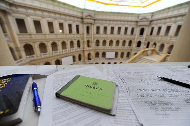 Sesja egzaminacyjna przedłużona. Nowe daty egzaminów dla studentów