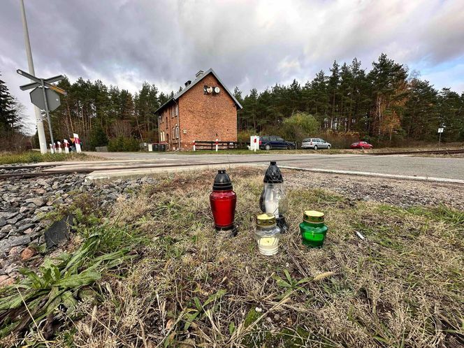 Rodzina zginęła na torach. Świadek mówi o "wielkim huku". "Pociąg pchał wrak auta"