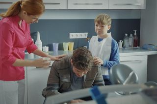 M jak miłość, odcinek 1850: Nagły atak Marcina u dentysty. Zemdleje na oczach syna - ZDJĘCIA