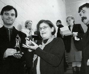 Kraków: Jacek Ewý, Krzysztof Ingarden i Krystyna Zachwatowicz z nagrodą przyznaną Centrum Sztuki i Techniki Japońskiej Manggha