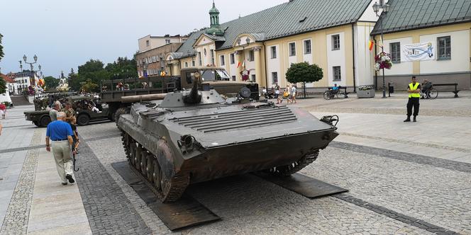 Białystok. IX Podlaski Piknik Militarny “Misja WSCHÓD”. Prezentacja na Rynku Kościuszki
