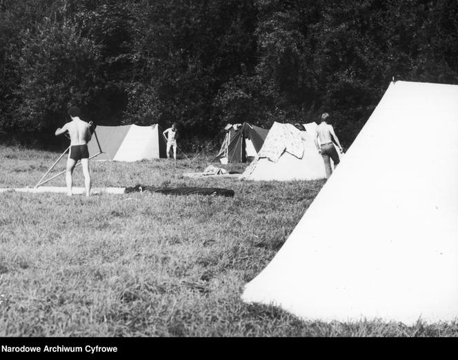 Tak wypoczywano pod namiotem w PRL-u. Zobacz stare zdjęcia z campingów!