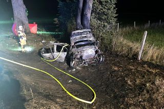 Męczyn Kolonia: BMW uderzyło w drzewo i stanęło w płomieniach. Nie żyje jedna osoba!
