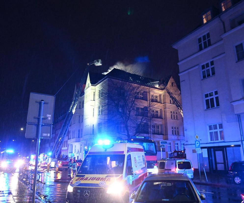 40 osób uciekało z płonącego budynku. Strażacy walczyli z ogniem całą noc