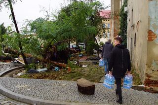 W Głuchołazach sceneria jak z czasów wojny. Mieszkańcy: „Chleba nam potrzeba” 