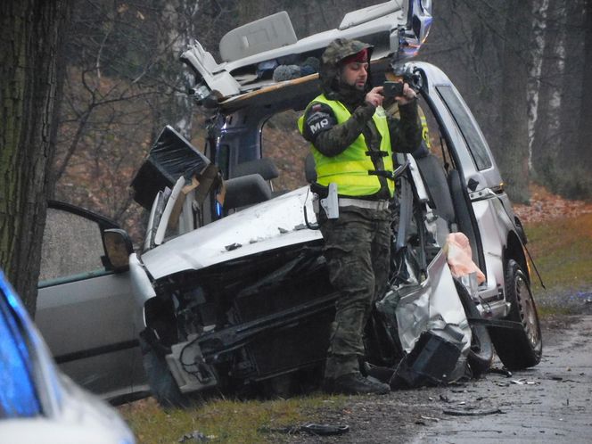 Masowy wypadek pod Warszawą! Zderzenie trzech aut z wojskową ciężarówką. Jedna osoba nie żyje