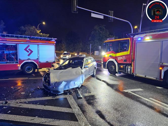 Fatalny wypadek w Warszawie. Bus wywrócił się na drodze, wielu rannych 