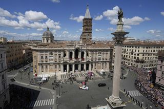 Kondukt żałobny przejechał przez Rzym. Ostatnia droga papieża Franciszka