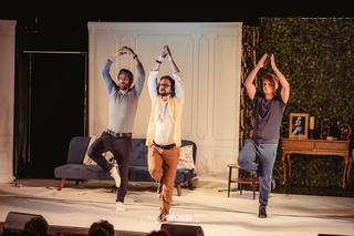 Tłum znanych osób oklaskiwał aktorów sztuki Kosmici. Kto zaszczycił swoją obecnością?