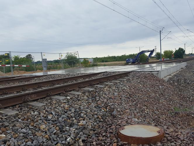 Opóźnia się termin otwarcia przejazdu kolejowego przy ul. Henrykowskiej w Lesznie