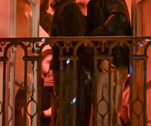 Maciej Musiał całował ukochaną na balkonie