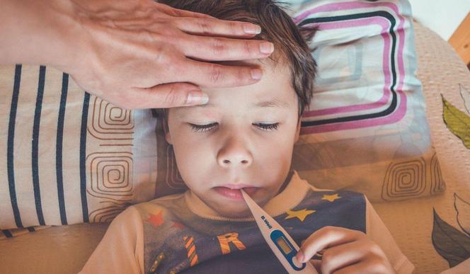 Jak zapobiec jesiennym przeziębieniom dzieci bez leków i suplementów z apteki? Przytulajcie się!