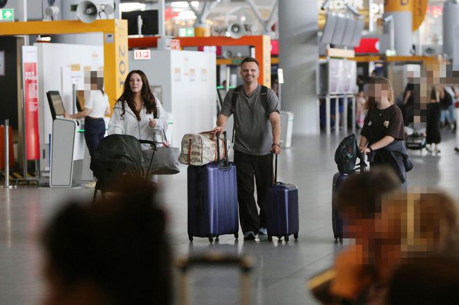 Marcin Hakiel z rodziną lecą na wakacje