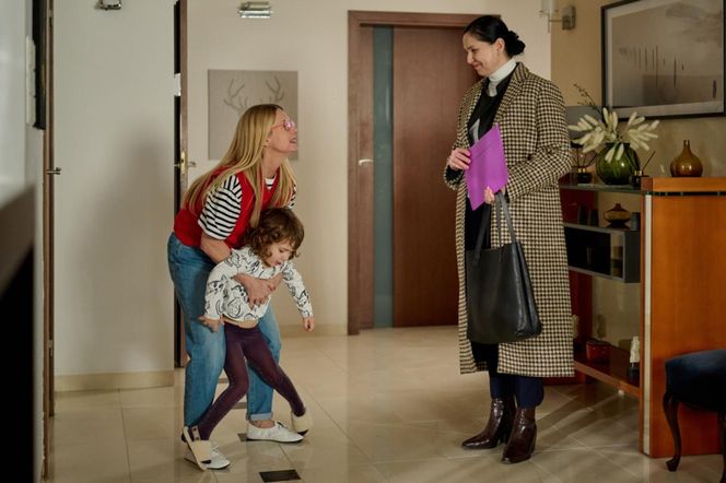 Na Wspólnej odc 4025. Renata (Marta Jankowska), urzędniczka (Katarzyna Dworak), Zosia (Julia Horyń)