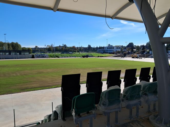 Budowa stadionu w Starachowicach. Na murawie już zielono