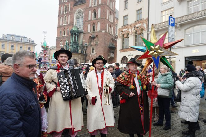 Wystawa szopek na Rynku Głównym w Krakowie przed 82. edycją konkursu