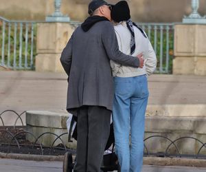 Krzysztof Ibisz z rodziną na spacerze