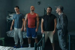 Barwy szczęścia, odcinek 3109. Mariusz (Rafał Cieszyński), Barański (Mateusz Łasowski), Żyłka (Jan Aleksandrowicz), strażnik (Adam Gąsecki)