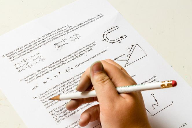 Egzaminy maturalne są potrzebne, ale testy ósmoklasistów mogą zagrażać uczniom