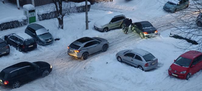 Lepsza sytuacja na głównych drogach w Białymstoku. Małe uliczki nadal pod śniegiem [AUDIO]