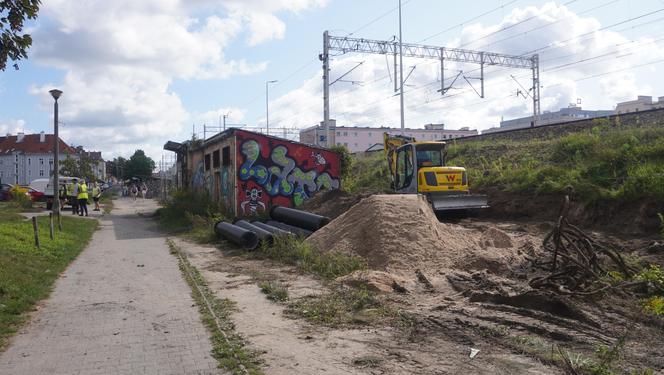 Zdemolowane rudery niemal w centrum Olsztyna. „Smród bywa podobno nie do zniesienia” [ZDJĘCIA]