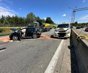 Wypadek na S8 w Warszawie. Rozbita wojskowa ciężarówka i dwa auta, są ranni