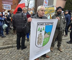 Protest mieszkańców gminy Purda pod olsztyńskim ratuszem