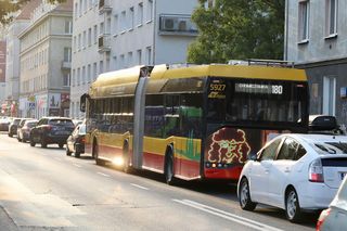 Święto Niepodległości 2024 w Warszawie. Będą utrudnienia w ruchu, najlepiej wybrać metro