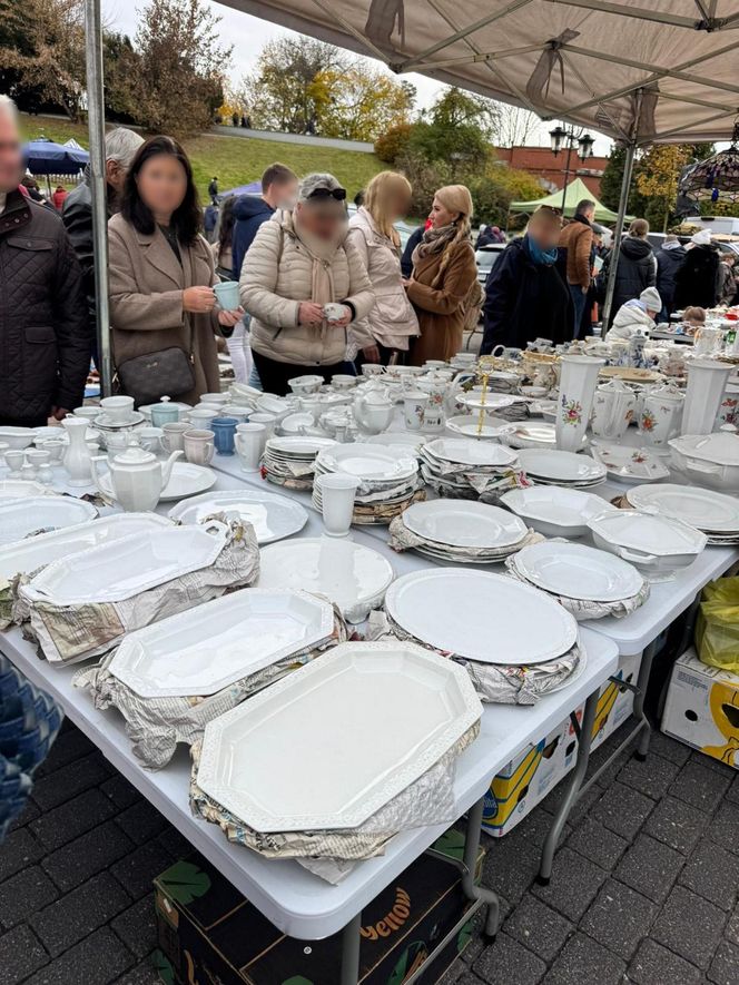 Wcisło buszuje na pchlim targu.