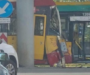 Łódź. Autobus i tramwaj zderzyły się pod dworcem Łódzka Kaliska [ZDJĘCIA]